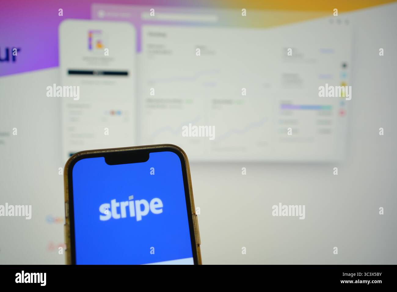 Roosendaal, Paesi Bassi - 27 luglio 2025: Un telefono cellulare con il logo di Stripe, una piattaforma di infrastrutture finanziarie per Internet, con Foto Stock