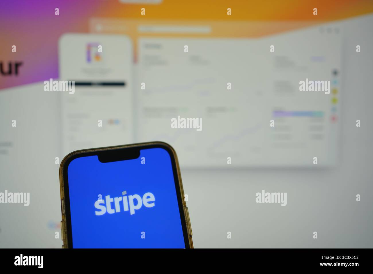 Roosendaal, Paesi Bassi - 27 luglio 2025: Un telefono cellulare con il logo di Stripe, una piattaforma di infrastrutture finanziarie per Internet, con Foto Stock