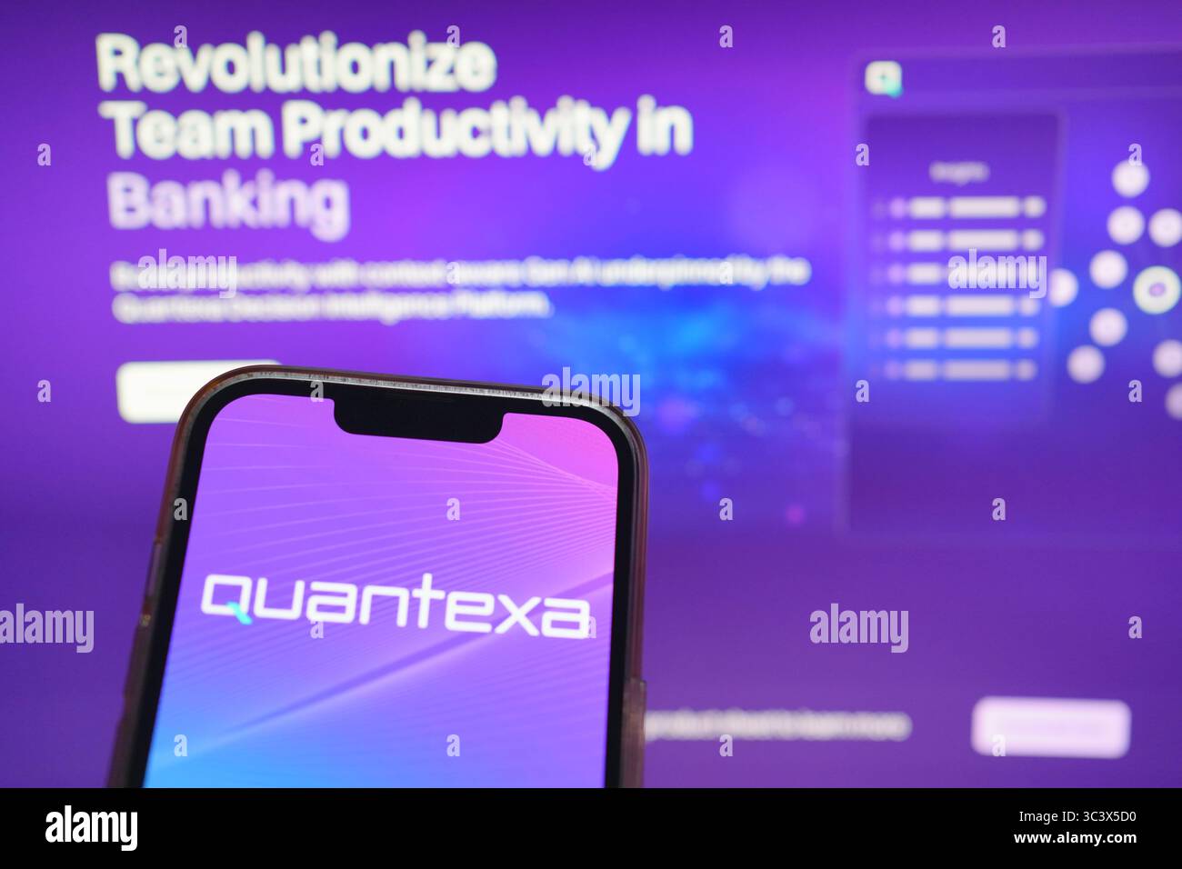 Roosendaal, Paesi Bassi - 27 luglio 2025: Un telefono cellulare che mostra il logo di Quantexa, una società di intelligence decisionale e data context, con Th Foto Stock