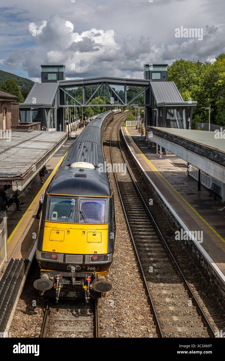Il trasporto per il Galles Mk4 DVT No.82200 attende alla stazione di Abergavenny con il treno delle 11:33 per Manchester Piccadilly, Abergavenny, Monmouthshire, Galles, Regno Unito Foto Stock
