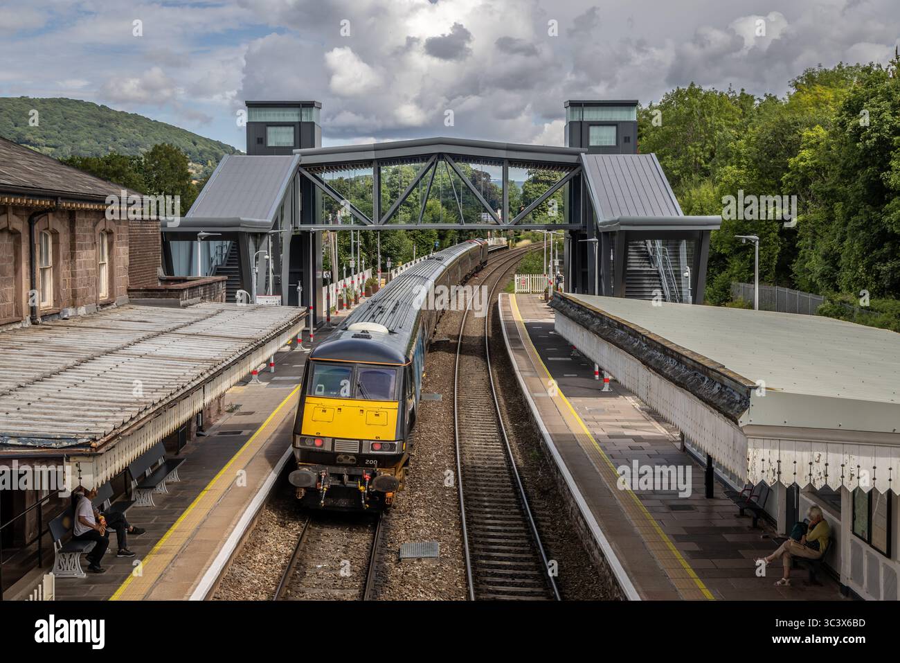 Il trasporto per il Galles Mk4 DVT No.82200 parte dalla stazione di Abergavenny con il treno delle 11:33 per Manchester Piccadilly, Abergavenny, Monmouthshire, Galles Foto Stock