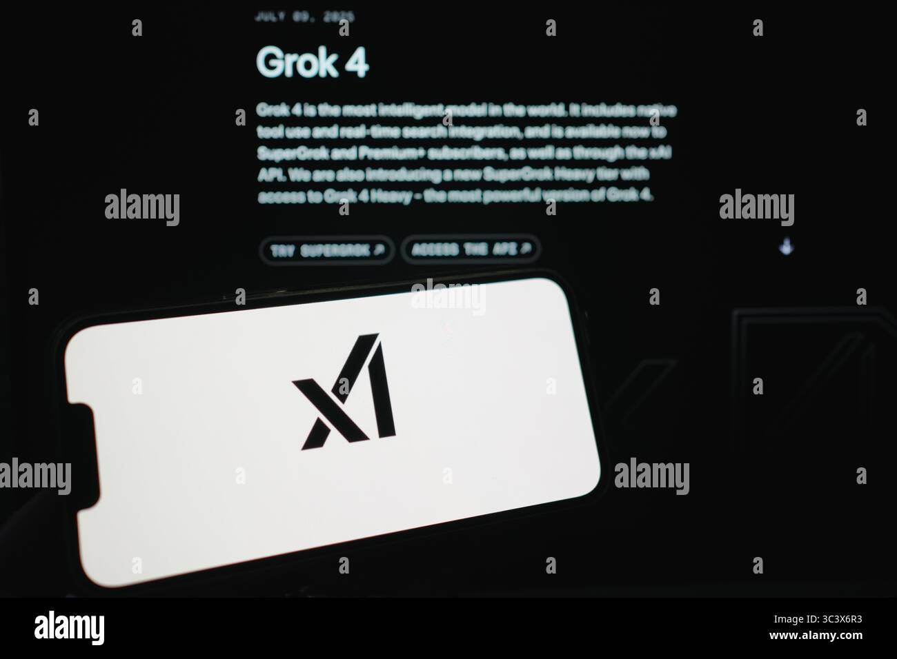 Roosendaal, Paesi Bassi – 14 luglio 2025: Un telefono cellulare che mostra il logo di Xai, con il sito web della società che mostra il chatbot di Grok 4 nel backgro Foto Stock