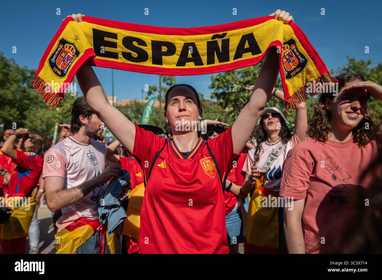 Madrid, Spagna. 27 luglio 2025. I tifosi della nazionale spagnola di calcio femminile che guardano la finale di calcio femminile UEFA EURO 2025 tra Inghilterra e Spagna su uno schermo gigante al parco di Berlino. L'Inghilterra sconfisse la Spagna 4-2 ai rigori, vincendo l'Euro Cup femminile tenutasi in Svizzera. Crediti: Marcos del Mazo/Alamy Live News Foto Stock
