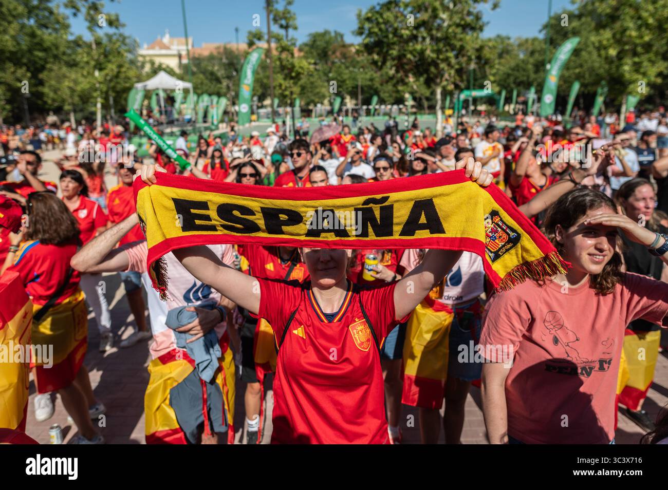 Madrid, Spagna. 27 luglio 2025. I tifosi della nazionale spagnola di calcio femminile che guardano la finale di calcio femminile UEFA EURO 2025 tra Inghilterra e Spagna su uno schermo gigante al parco di Berlino. L'Inghilterra sconfisse la Spagna 4-2 ai rigori, vincendo l'Euro Cup femminile tenutasi in Svizzera. Crediti: Marcos del Mazo/Alamy Live News Foto Stock