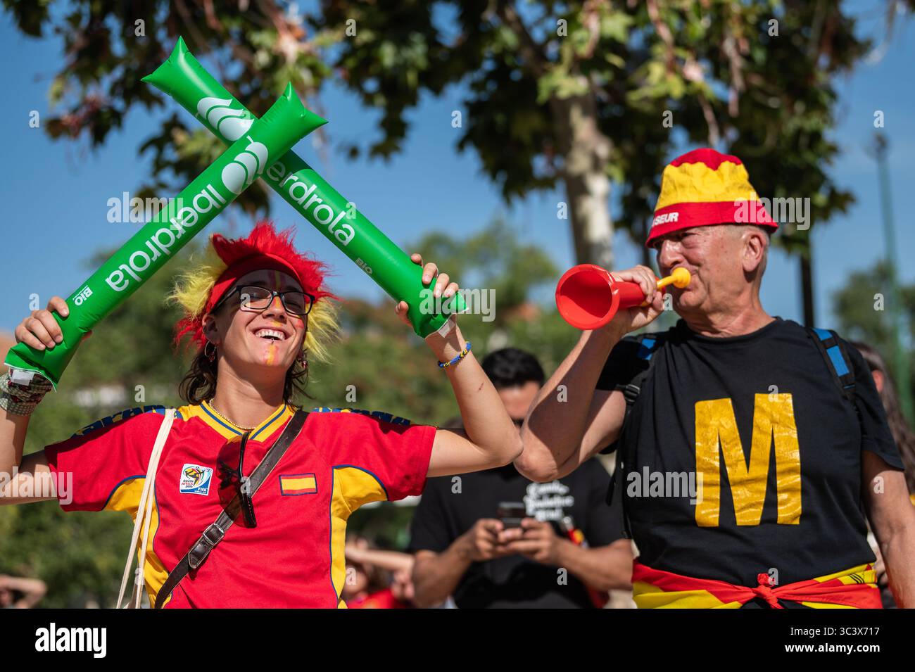 Madrid, Spagna. 27 luglio 2025. I tifosi della nazionale spagnola di calcio femminile che guardano la finale di calcio femminile UEFA EURO 2025 tra Inghilterra e Spagna su uno schermo gigante al parco di Berlino. L'Inghilterra sconfisse la Spagna 4-2 ai rigori, vincendo l'Euro Cup femminile tenutasi in Svizzera. Crediti: Marcos del Mazo/Alamy Live News Foto Stock