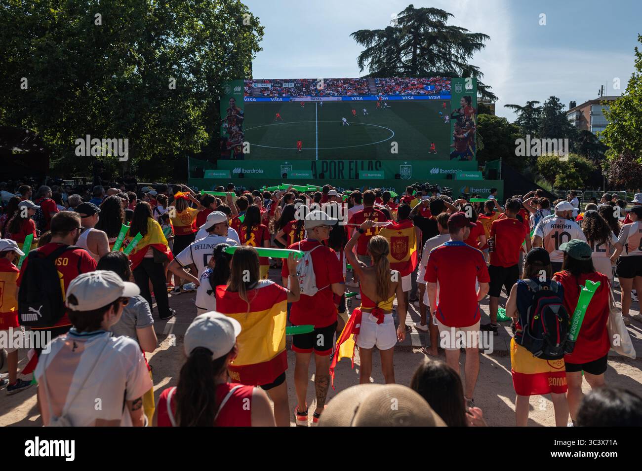 Madrid, Spagna. 27 luglio 2025. I tifosi della nazionale spagnola di calcio femminile che guardano la finale di calcio femminile UEFA EURO 2025 tra Inghilterra e Spagna su uno schermo gigante al parco di Berlino. L'Inghilterra sconfisse la Spagna 4-2 ai rigori, vincendo l'Euro Cup femminile tenutasi in Svizzera. Crediti: Marcos del Mazo/Alamy Live News Foto Stock