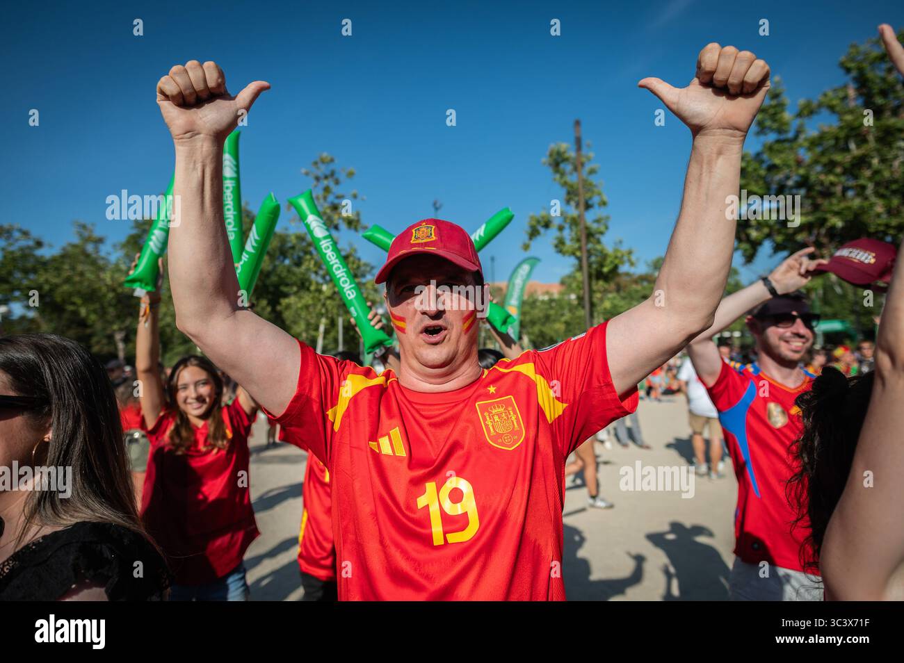 Madrid, Spagna. 27 luglio 2025. I tifosi della nazionale spagnola di calcio femminile che guardano la finale di calcio femminile UEFA EURO 2025 tra Inghilterra e Spagna su uno schermo gigante al parco di Berlino. L'Inghilterra sconfisse la Spagna 4-2 ai rigori, vincendo l'Euro Cup femminile tenutasi in Svizzera. Crediti: Marcos del Mazo/Alamy Live News Foto Stock