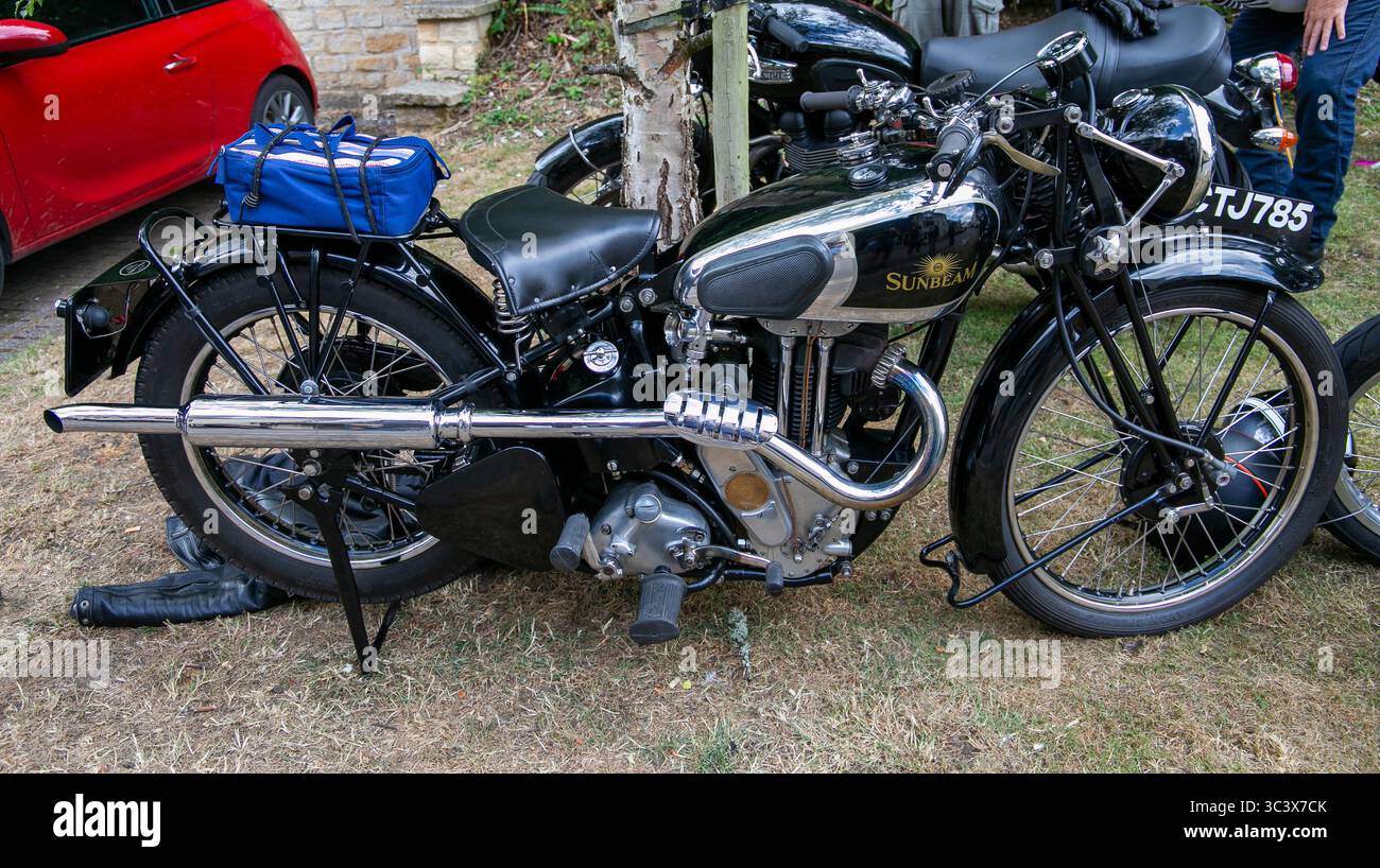 Moto Sunbeam A26 vintage del 1938 esposta all'aperto al calne bike Meet 2025, caratterizzata da un design classico con dettagli cromati e una sella in pelle Foto Stock