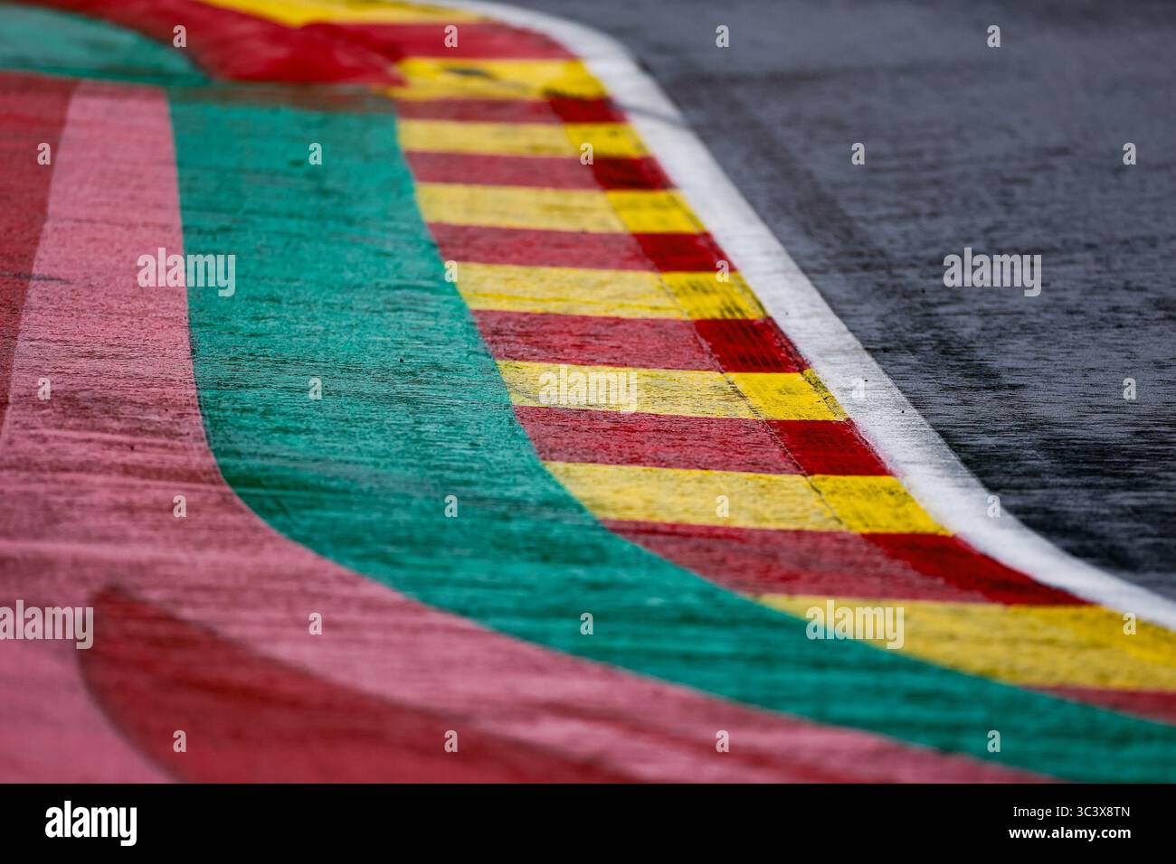 Spa-Francorchamps, Belgio. 27 luglio 2025. Pioggia sulla pista di gara, Gran Premio di F1 del Belgio al Circuit de Spa-Francorchamps il 27 luglio 2025 a Spa-Francorchamps, Belgio. (Foto di HOCH ZWEI) credito: dpa/Alamy Live News Foto Stock