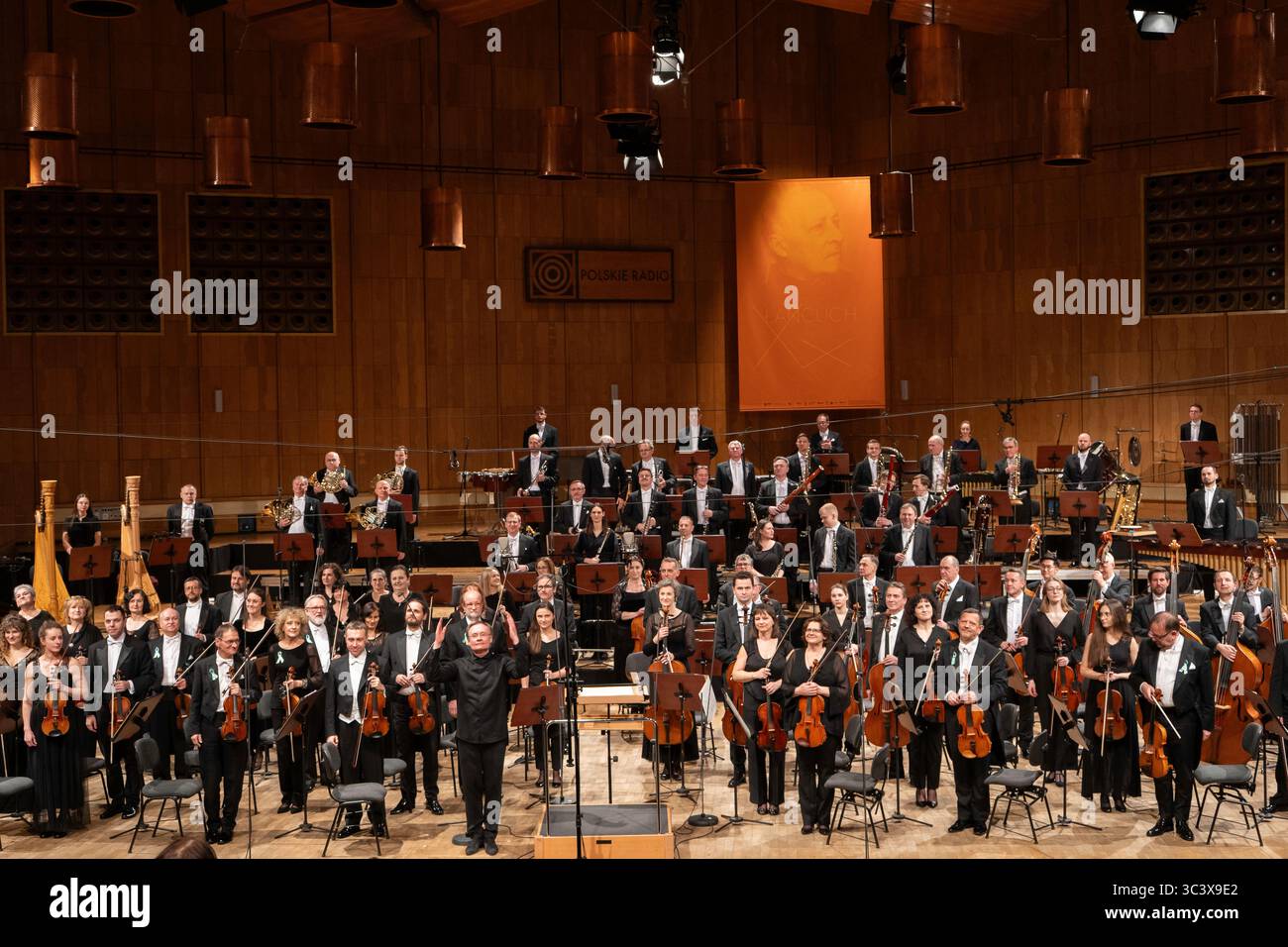 Robertas Šervenikas - direttore e Orchestra Sinfonica Nazionale della radio polacca a Katowice dopo il concerto durante il Chain XX Festival, Varsavia Foto Stock