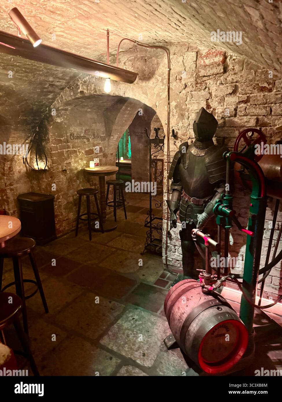 Interno della tradizionale cantina di birreria Brauberger a Lübeck, Germania, che presenta attrezzature storiche per la produzione di birra, arredi medievali e patrimonio culturale. Foto Stock