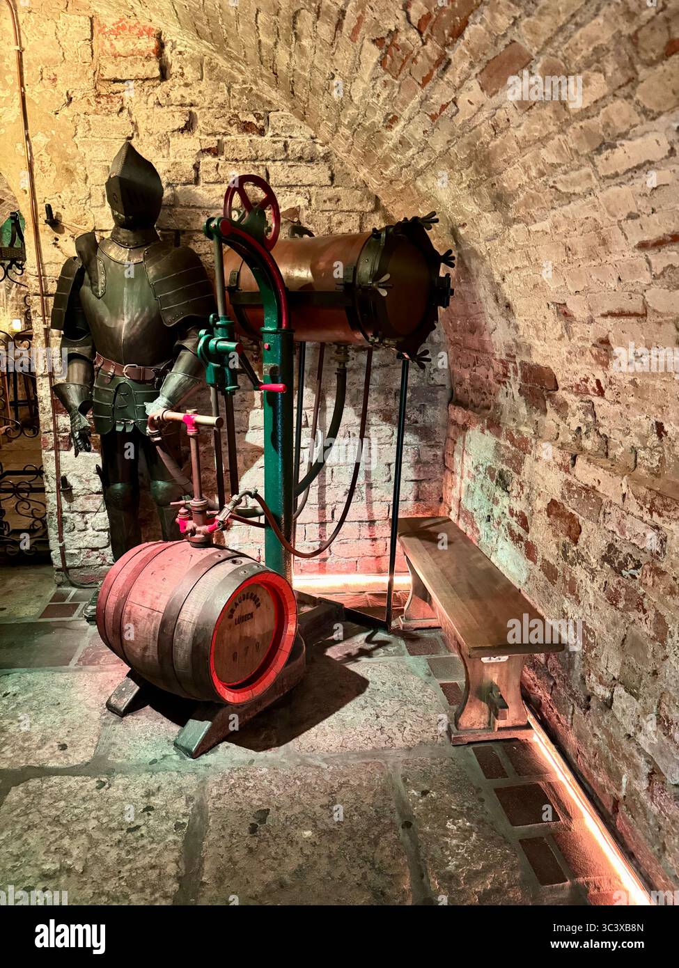 Interno della tradizionale cantina di birreria Brauberger a Lübeck, Germania, che presenta attrezzature storiche per la produzione di birra, arredi medievali e patrimonio culturale. Foto Stock