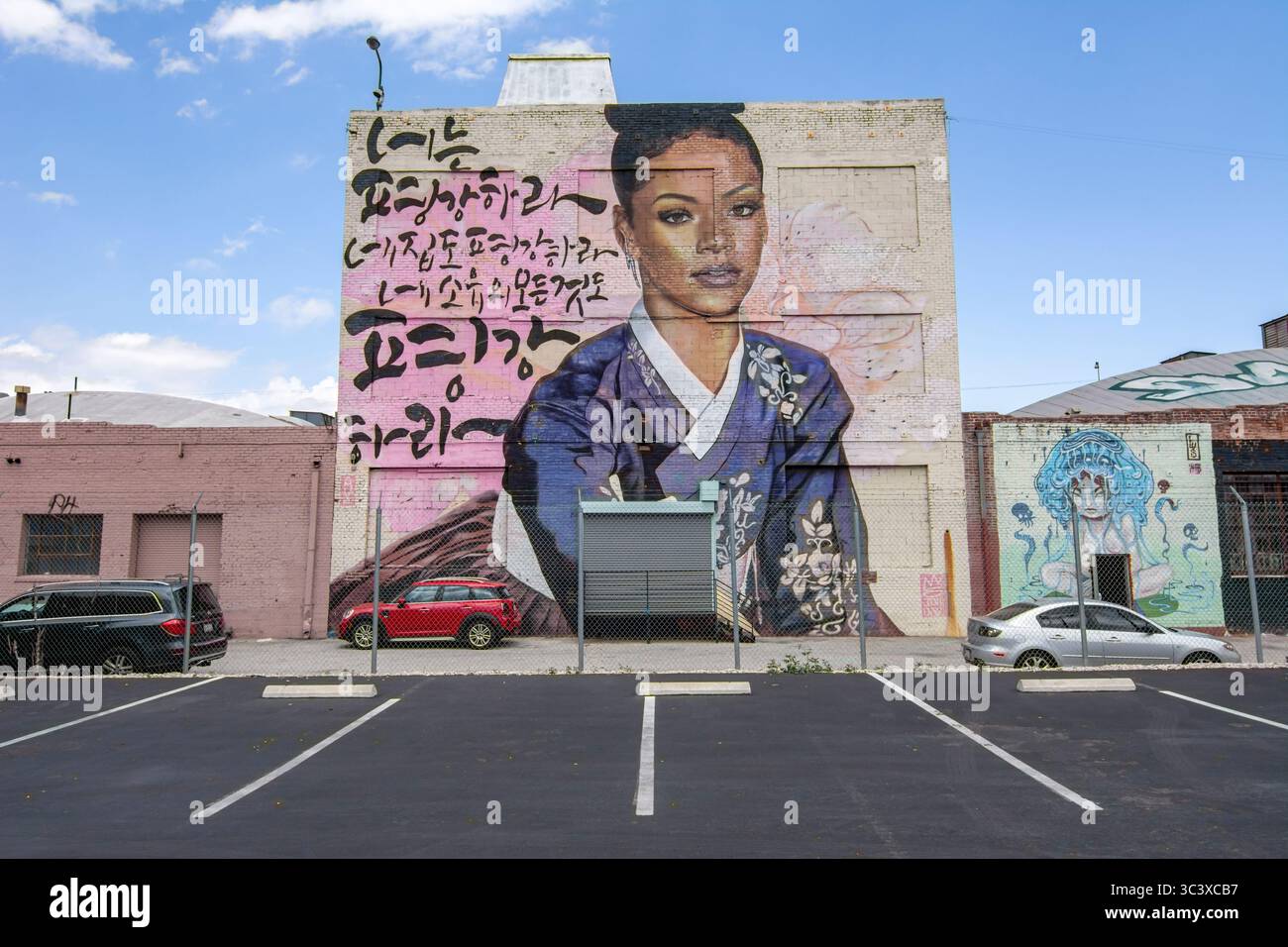 "Peace to You" di Royyal Dog (Chris Chanyang Shim) e, a destra, "Bad Dreams" di Lauren Ys, nel centro di Los Angeles Foto Stock