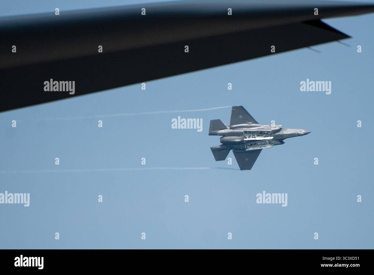 Bali, 18 settembre 2024: Caccia F-35 catturato durante il volo con porte aperte per la baia delle armi che si scontrano con un cielo limpido. Foto Stock