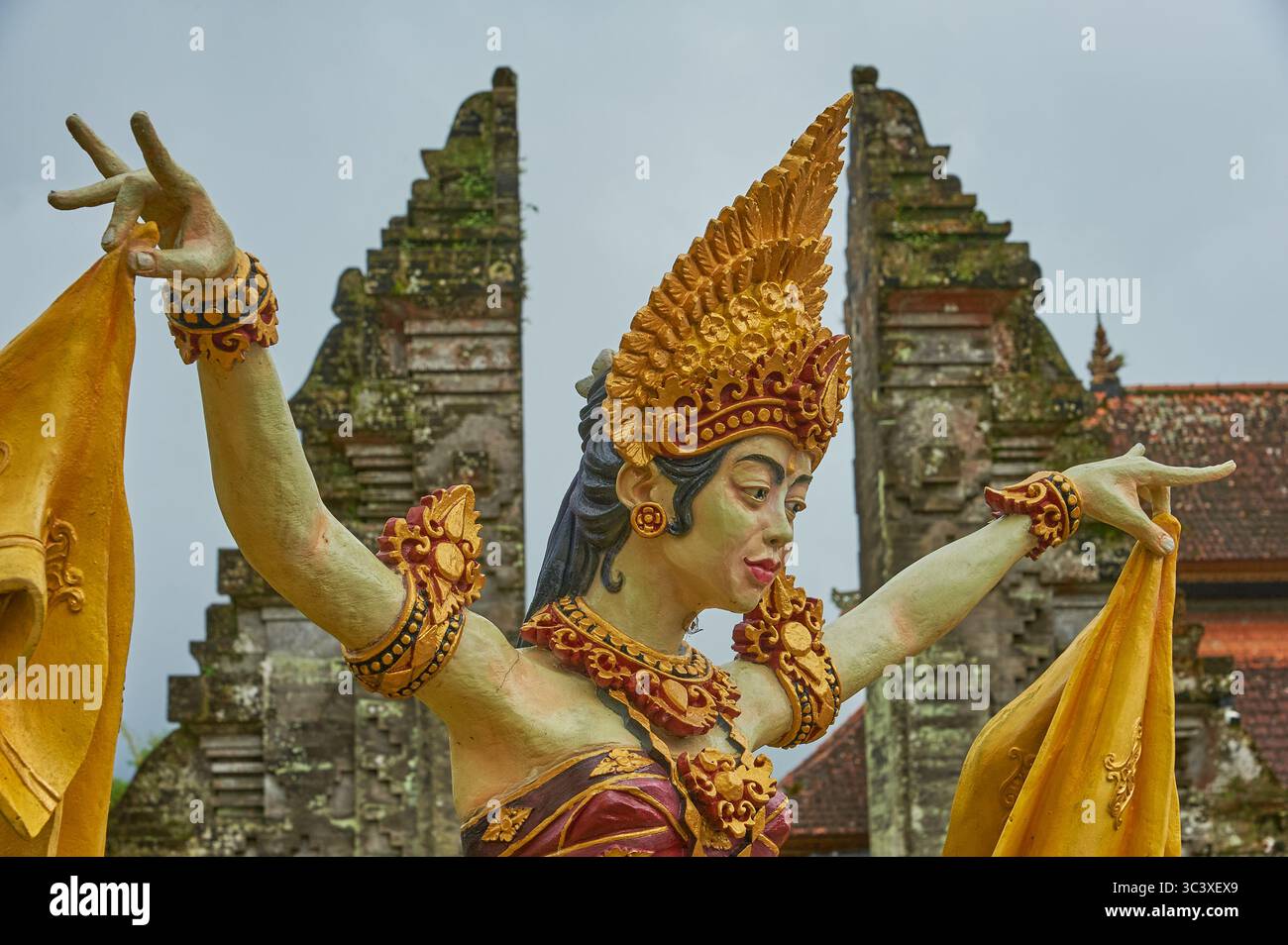 Ballerini indù al tempio Ulan Danu Beratan a Bali, Indonesia Foto Stock