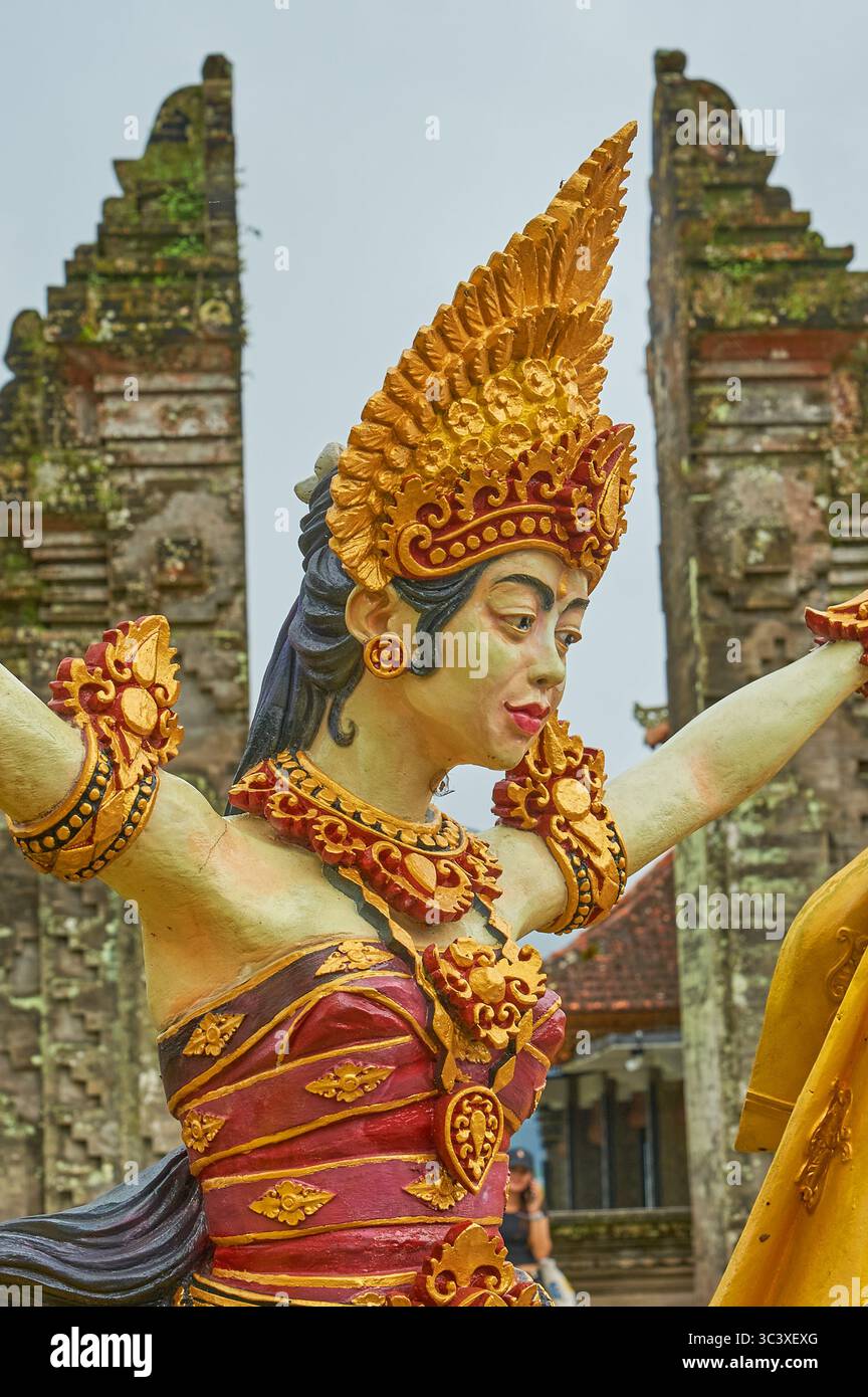Ballerini indù al tempio Ulan Danu Beratan a Bali, Indonesia Foto Stock