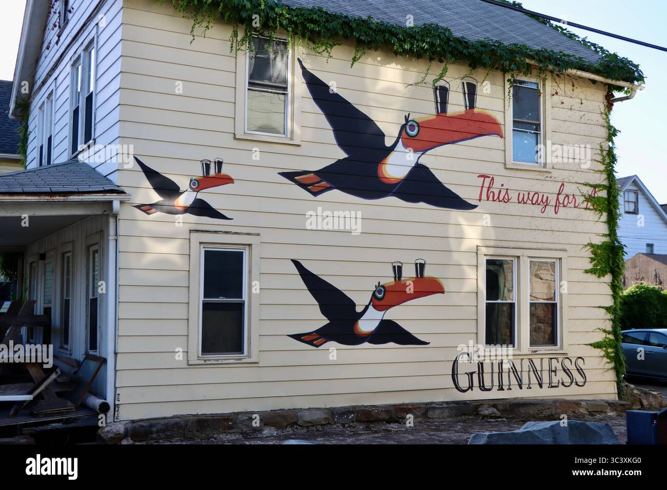 Edificio con Guinness ADD all'angolo tra West 67th Street e Herman avenue nel Westside Little Italy, Ohio, luglio 2025 Foto Stock