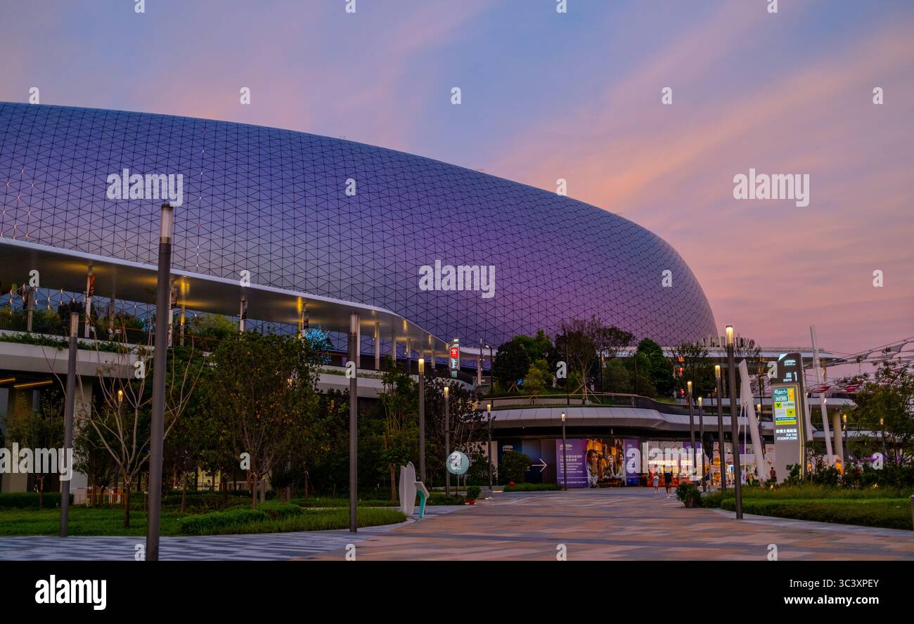 Hong Kong - luglio 27 2025: Parco sportivo Kai Tak e area dello stadio Kai Tak al tramonto. Questa è la nuova area di riqualificazione a est di Kowloon a Hong Kong Foto Stock