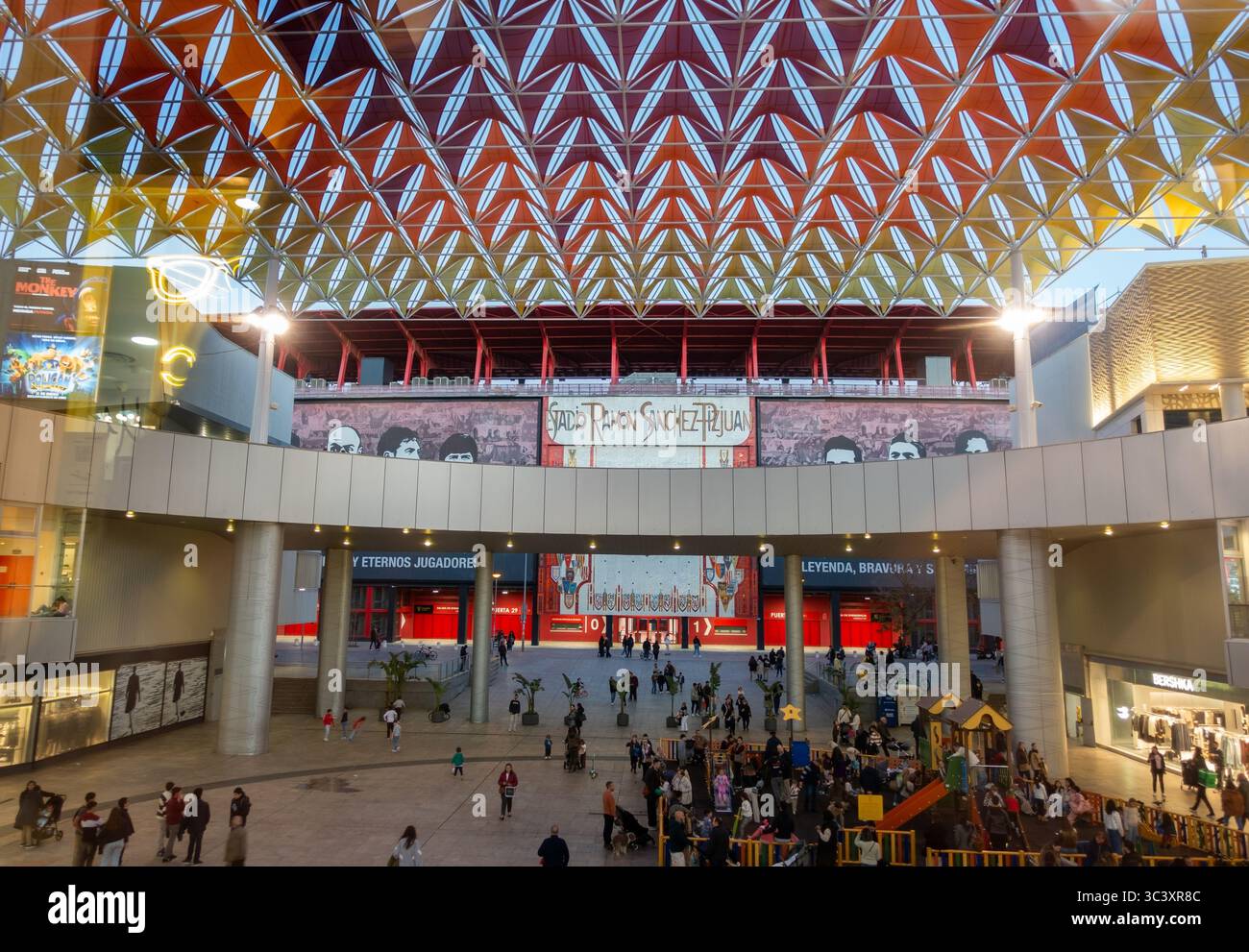 Tifosi di calcio Estadio Ramon Sanchez, stadio Pizjuan, ingresso anteriore al centro commerciale Nervion Plaza. Sevilla FC Spanish la Liga Championship Game Foto Stock