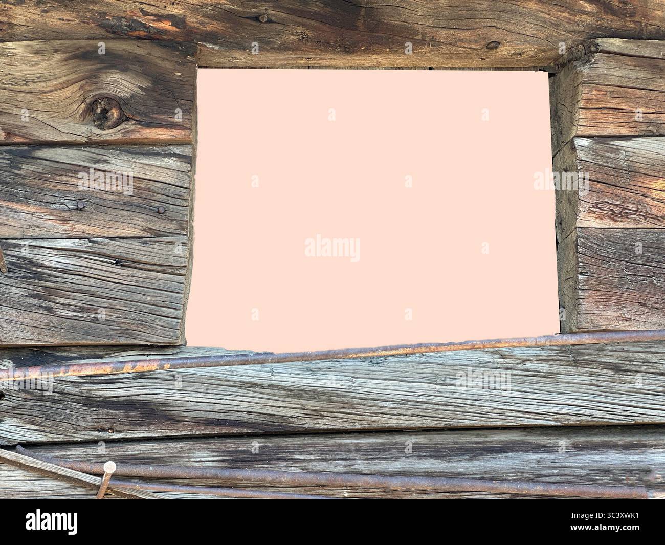La vecchia cabina di legno aveva un punto incorniciato per una finestra, quindi viene sostituito un cartello per il testo. I tronchi sono legno vecchio. Il primo piano mostra incrinature e linee. Foto Stock