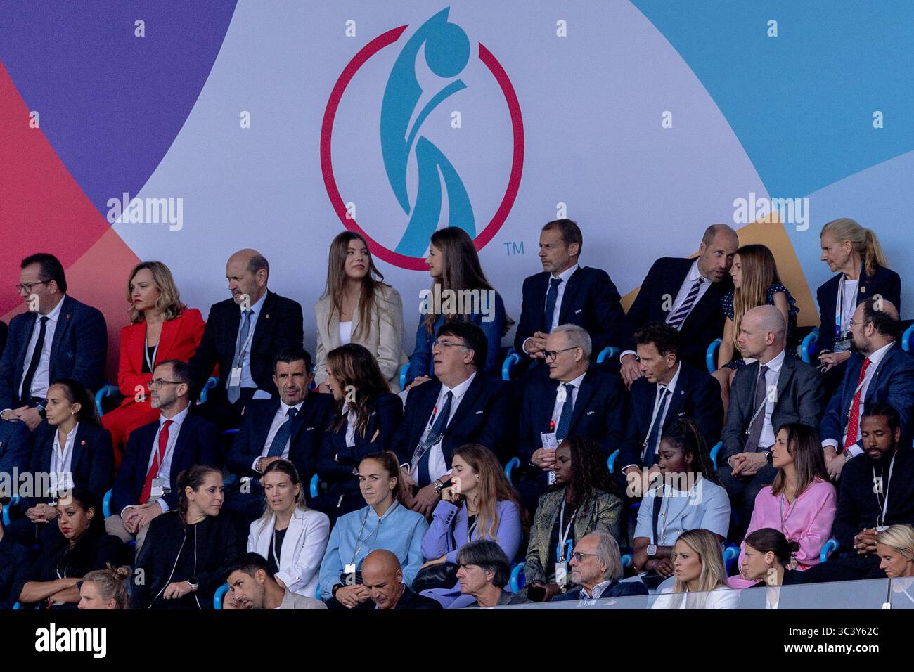 Basilea, Svizzera. 27 luglio 2025. Basilea, Svizzera, 27 luglio 2025: Principessa Leonor e Infanta Sofía, presidente UEFA Aleksander Ceferin, principe Guglielmo e Charlotte durante la finale di UEFA Womens EURO 2025 tra Inghilterra e Spagna al St. Jakob-Park di Basilea, Svizzera. Philipp Kresnik (Philipp Kresnik/SheKicks/SPP) credito: SPP Sport Press Photo. /Alamy Live News Foto Stock