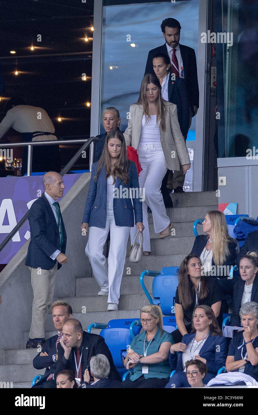Basilea, Svizzera. 27 luglio 2025. Basilea, Svizzera, 27 luglio 2025: Principessa Leonor e Infanta Sofía durante la finale di UEFA Womens EURO 2025 tra Inghilterra e Spagna al St. Jakob-Park di Basilea, Svizzera. Philipp Kresnik (Philipp Kresnik/SheKicks/SPP) credito: SPP Sport Press Photo. /Alamy Live News Foto Stock