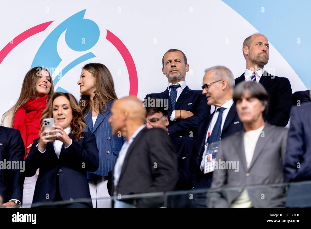 Basilea, Svizzera. 27 luglio 2025. Basilea, Svizzera, 27 luglio 2025: Principessa Leonor e Infanta Sofía, Presidente UEFA Aleksander Ceferin e Principe Guglielmo durante la finale di UEFA Womens EURO 2025 tra Inghilterra e Spagna al St. Jakob-Park di Basilea, Svizzera. Philipp Kresnik (Philipp Kresnik/SheKicks/SPP) credito: SPP Sport Press Photo. /Alamy Live News Foto Stock