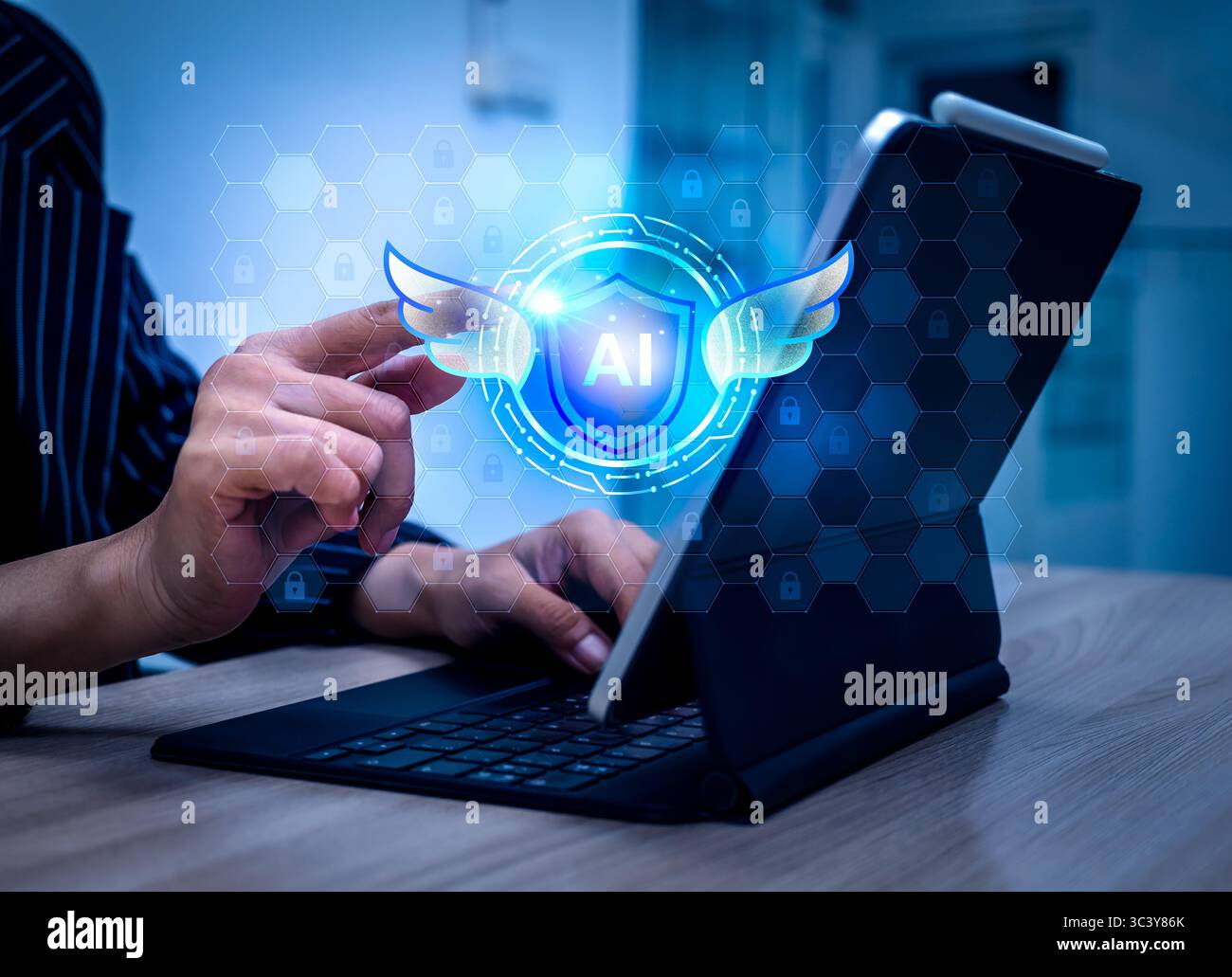 Concetto di agenti Guardiani. Lo scudo AI con le ali e le icone del lucchetto appaiono mentre la persona lavora con il computer. Agenti AI che lavorano per il monitoraggio con Optimize Foto Stock