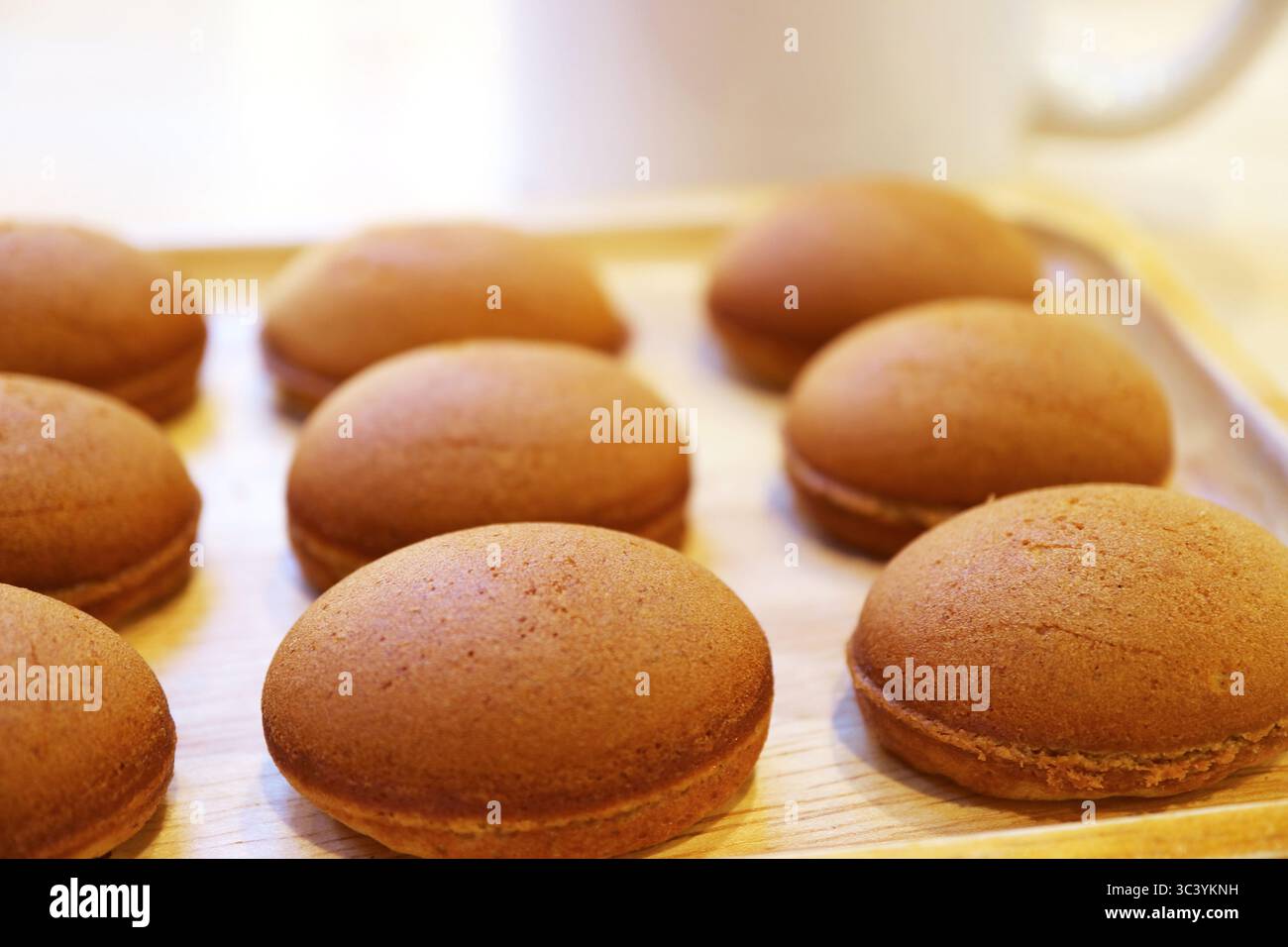 Deliziose Mini Coffee cake fatte in casa su una lavagna di legno Foto Stock