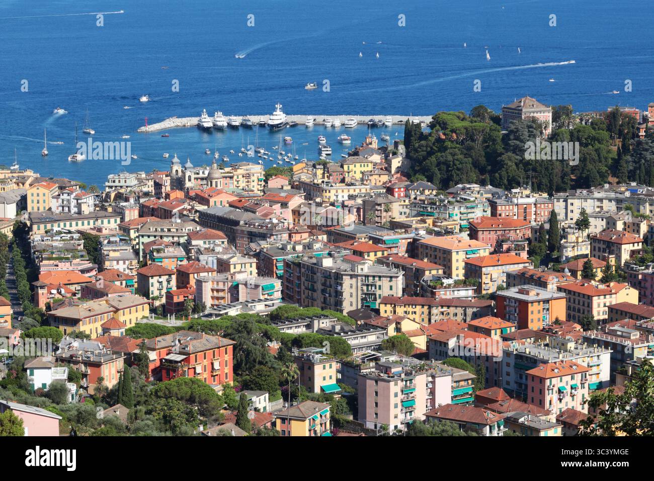 Camogli, Italia - 11 luglio 2025. Yacht, barche nella baia della Liguria. Mare e turismo in Italia. Edifici tradizionali. Sfondo per la progettazione. Foto Stock