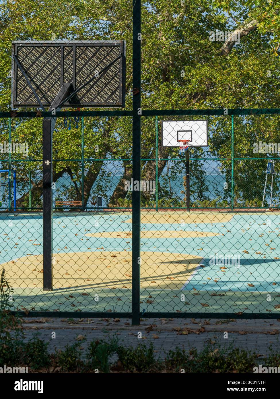Lati opposti: Rivalità silenziosa sulla corte vuota Foto Stock