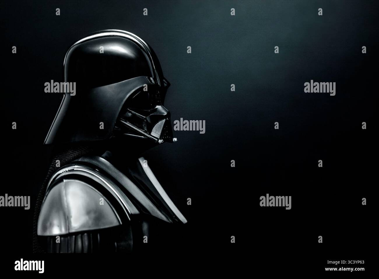 Primo piano del personaggio di Dart Fener della saga cinematografica di Star Wars e spazio per testo su sfondo scuro. Editoriale illustrativo Foto Stock