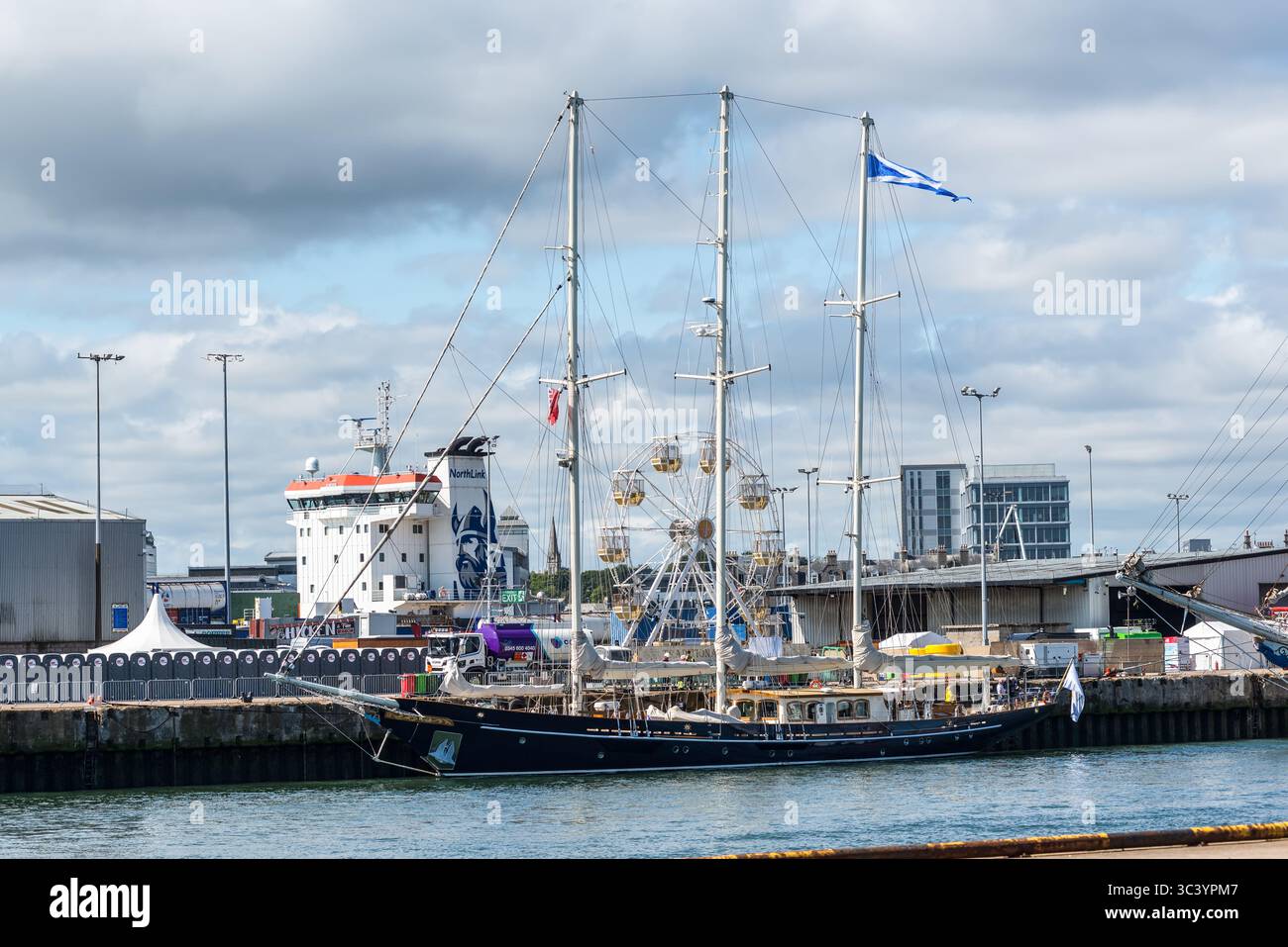 Aberdeen, Scozia, Regno Unito - 18 luglio 2025: Le navi che partecipano alla Tall Ships Races 2025 hanno iniziato ad arrivare ad Aberdeen in anticipo. Goletta a tre alberi Foto Stock