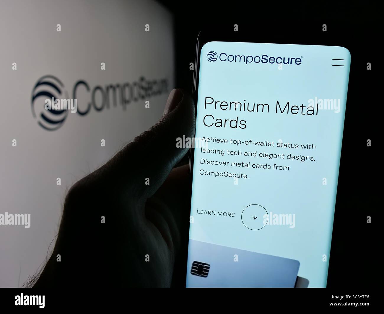 Stoccarda, Germania - 06-07-2025: Persona che possiede uno smartphone con pagina Web della società statunitense CompoSecure Inc., che si trova sullo schermo davanti al logo. Foto Stock