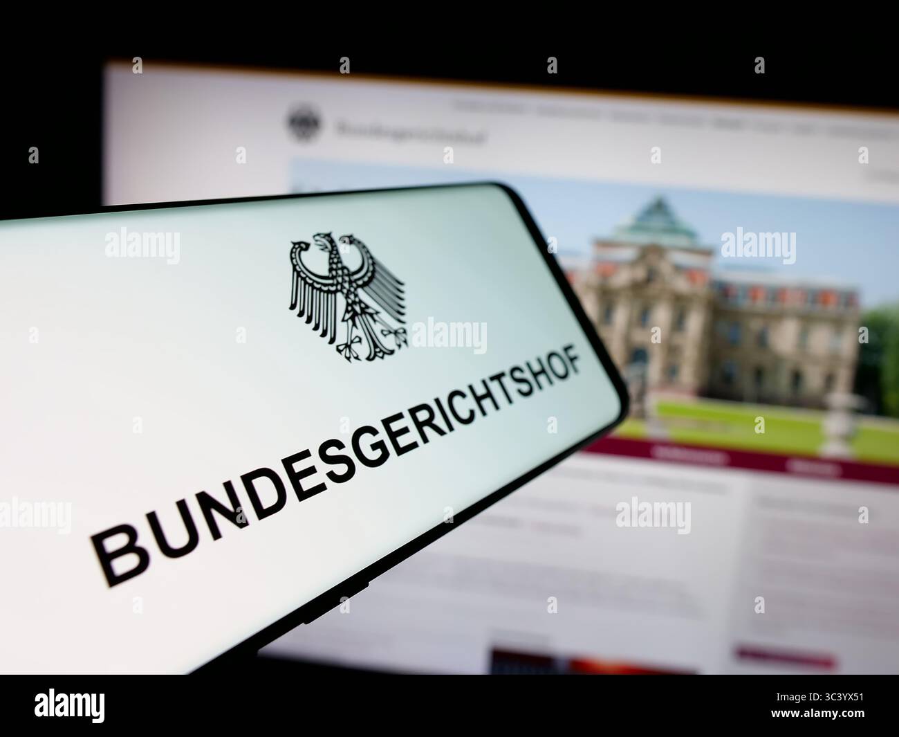 Stoccarda, Germania - 06-11-2025: Smartphone con logo del tribunale federale tedesco Bundesgerichtshof (BGH) sullo schermo davanti al sito web. Foto Stock