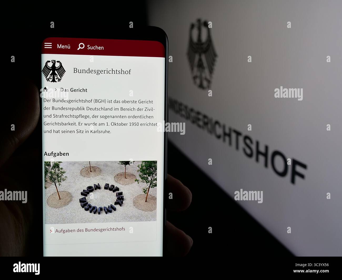 Stoccarda, Germania - 06-11-2025: Persona che tiene il cellulare con pagina web del tribunale federale tedesco Bundesgerichtshof (BGH) sullo schermo davanti al logo. Foto Stock