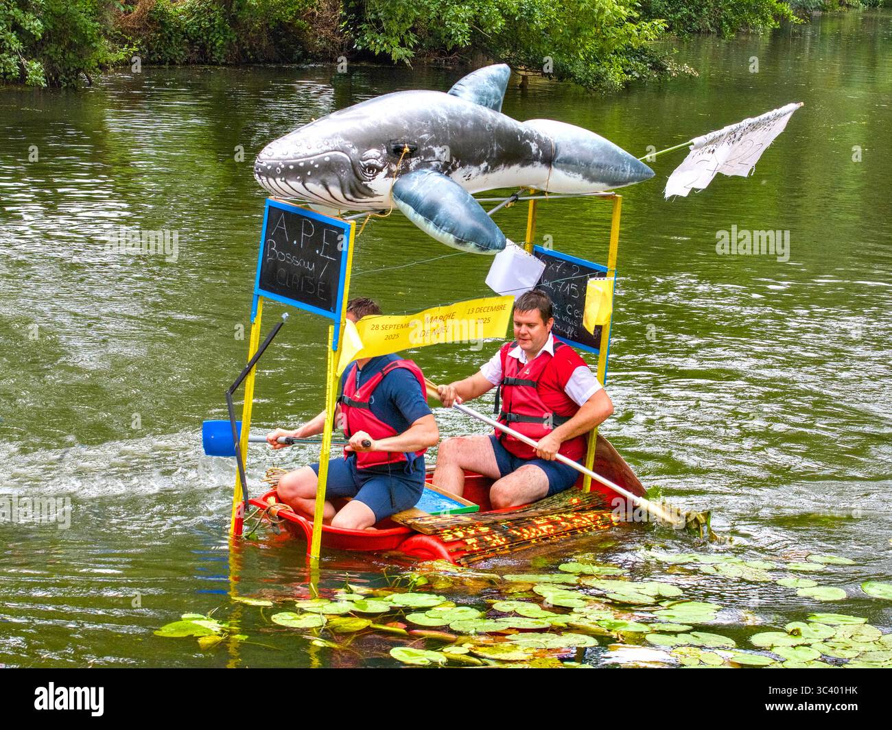 Azione dalla colorata prima corsa 'Course de Radeaux' / Raft che si tiene sul fiume Claise a Bossay-sur-Claise, domenica 27 luglio 2025. Foto Stock