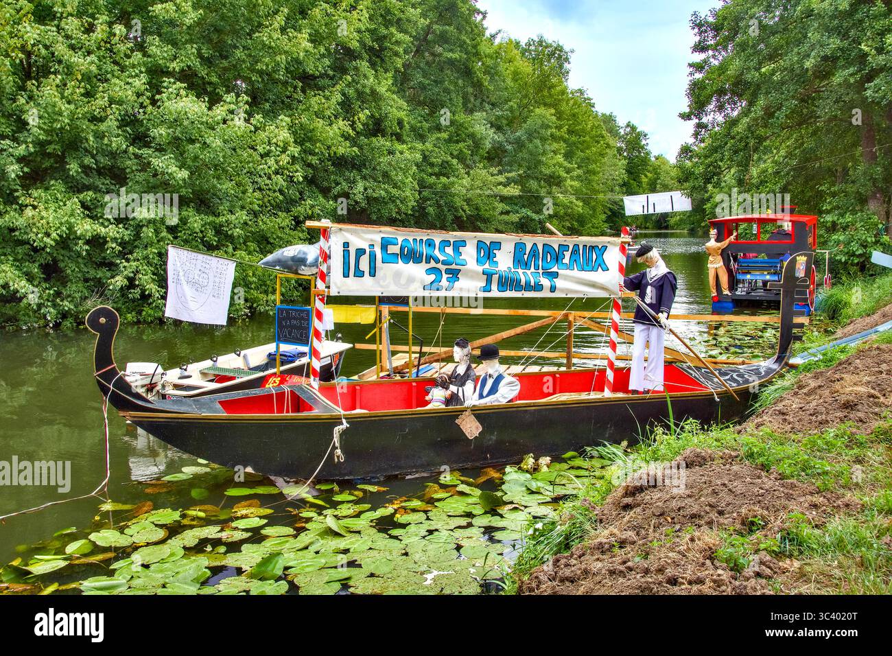 Azione dalla colorata prima corsa 'Course de Radeaux' / Raft che si tiene sul fiume Claise a Bossay-sur-Claise, domenica 27 luglio 2025. Foto Stock