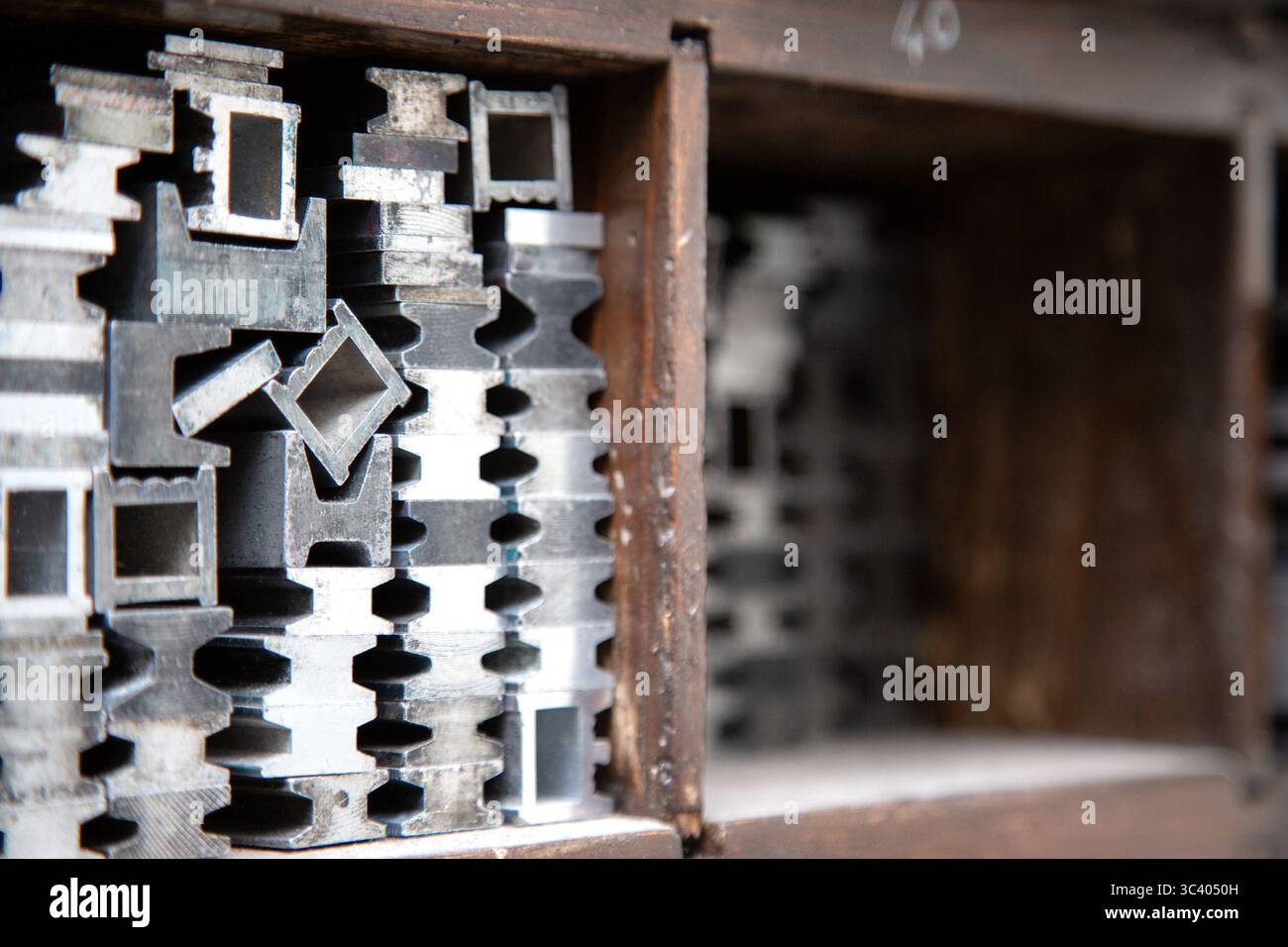 Una collezione di pezzi metallici è stata accuratamente impilata l'una sull'altra Foto Stock