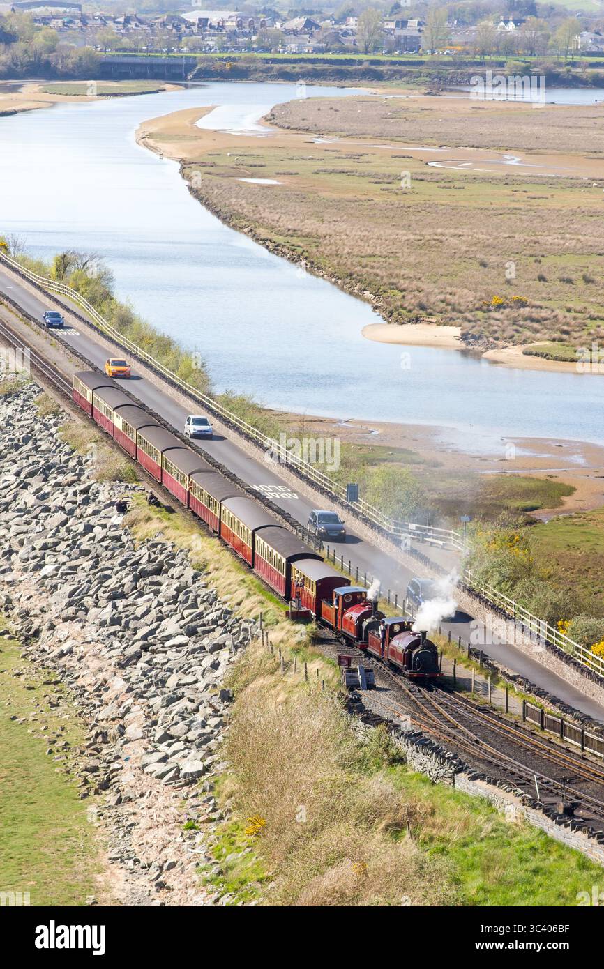 Un treno a vapore sulla Ffestiniog Railway in Galles Foto Stock