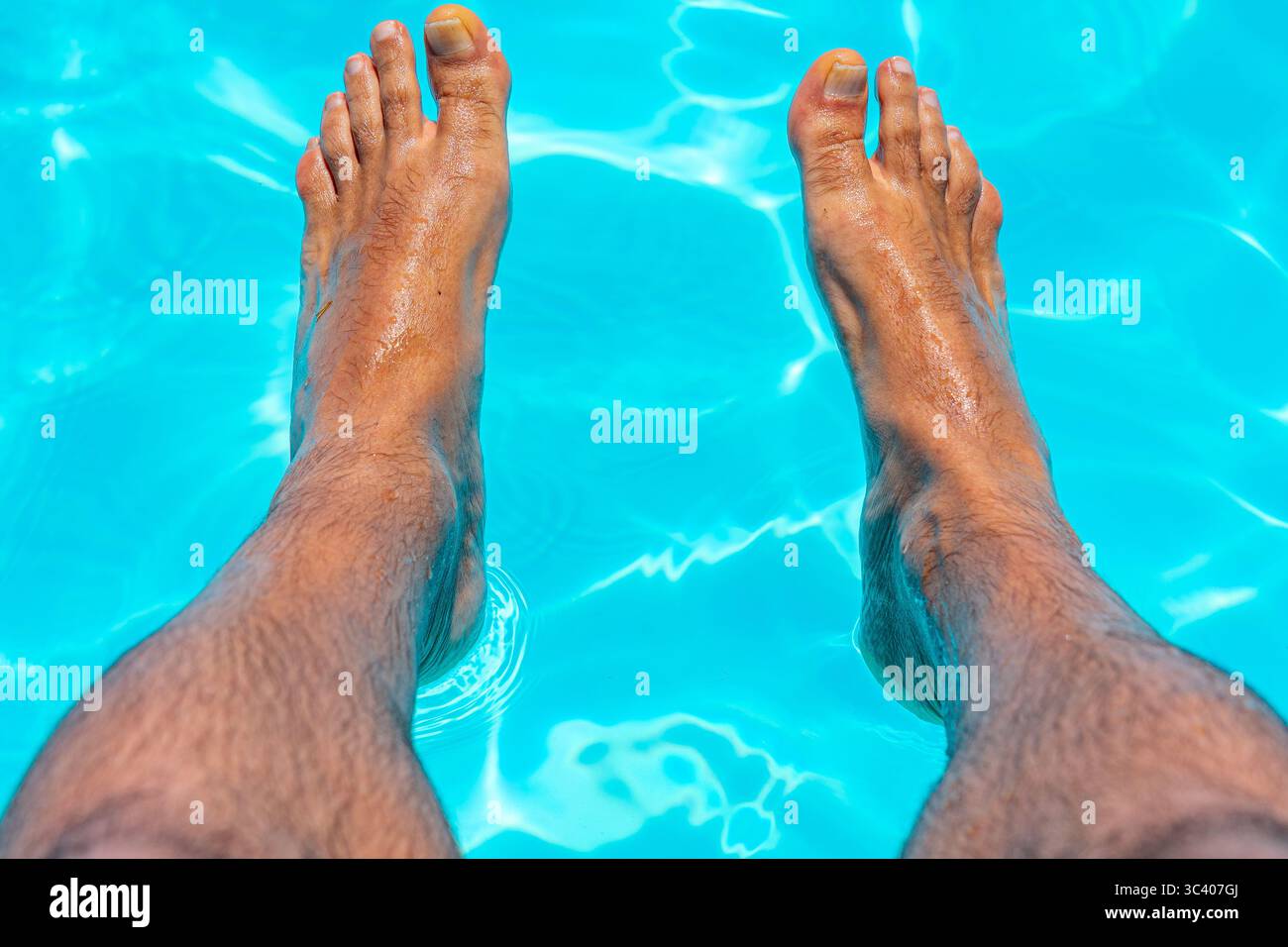 Bellissimi piedi con 30 centimetri di bianco uomo caucasico all'interno di acqua blu e piscina Foto Stock