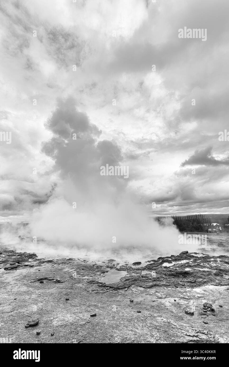 Strokkur attivo, colonna d'acqua, zona ad alta temperatura Haukadalur, attrazione turistica al Golden Circle, monocromatica, Sudurland, Islanda Foto Stock