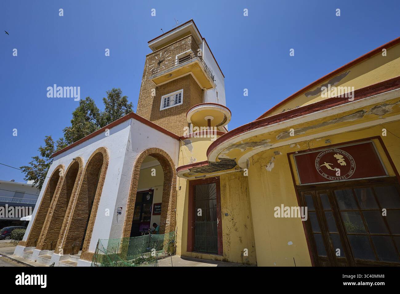 Mercato coperto, agorà, edificio con torre dell'orologio, caratterizzato da dettagli rossi e gialli, robusto e immerso nella storia, Armando Bernabiti, historici Foto Stock