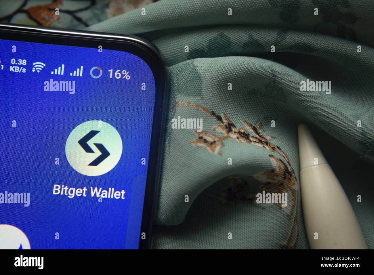 Dhaka, Bangladesh - 7 maggio 2025: L'icona dell'app Bitget wallet viene visualizzata sullo smartphone Foto Stock