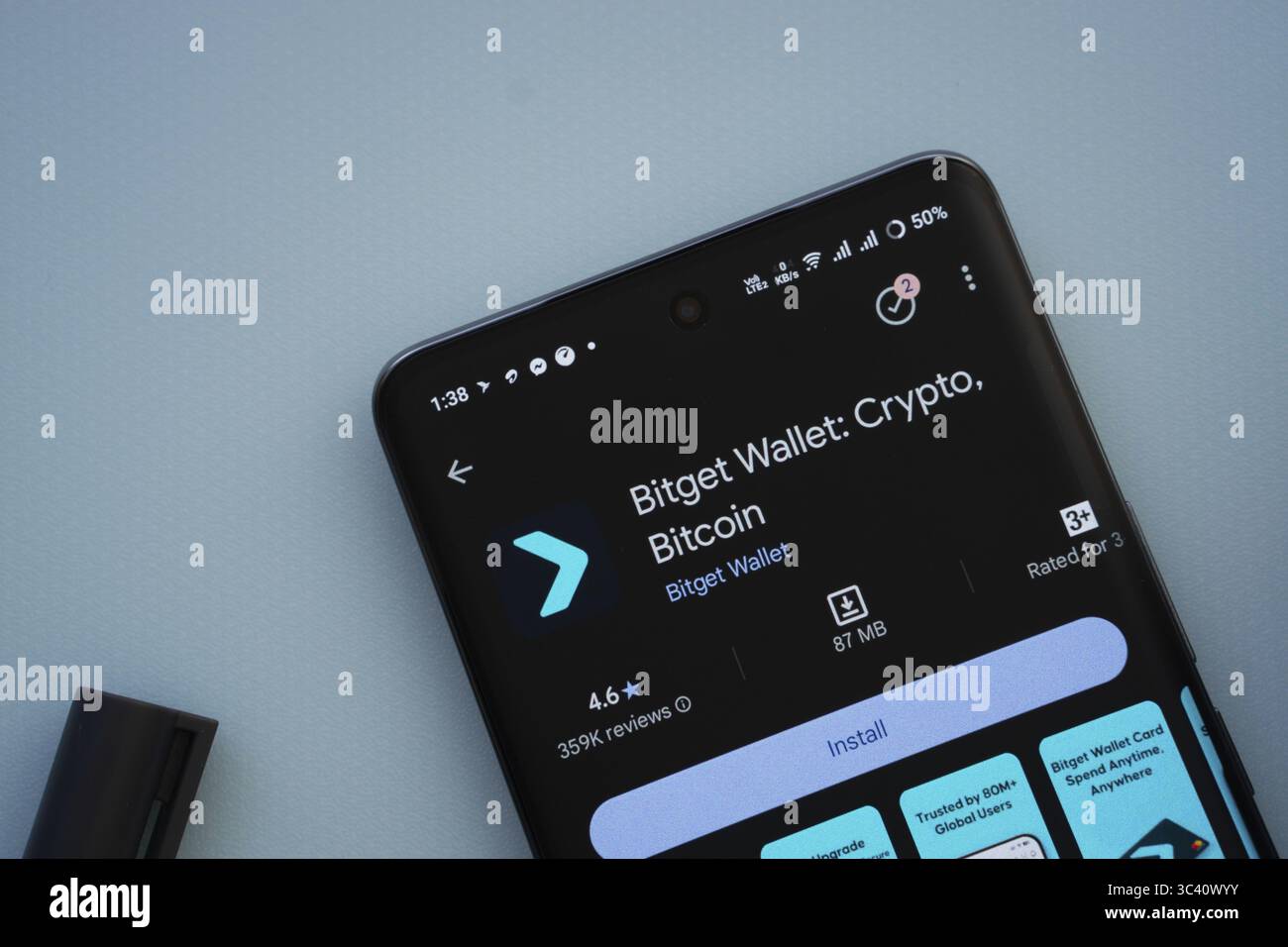 Dacca, Bangladesh - 29 maggio 2025: Su una superficie blu, uno smartphone visualizza l'app Bitget Wallet all'interno del Google Play Store Foto Stock