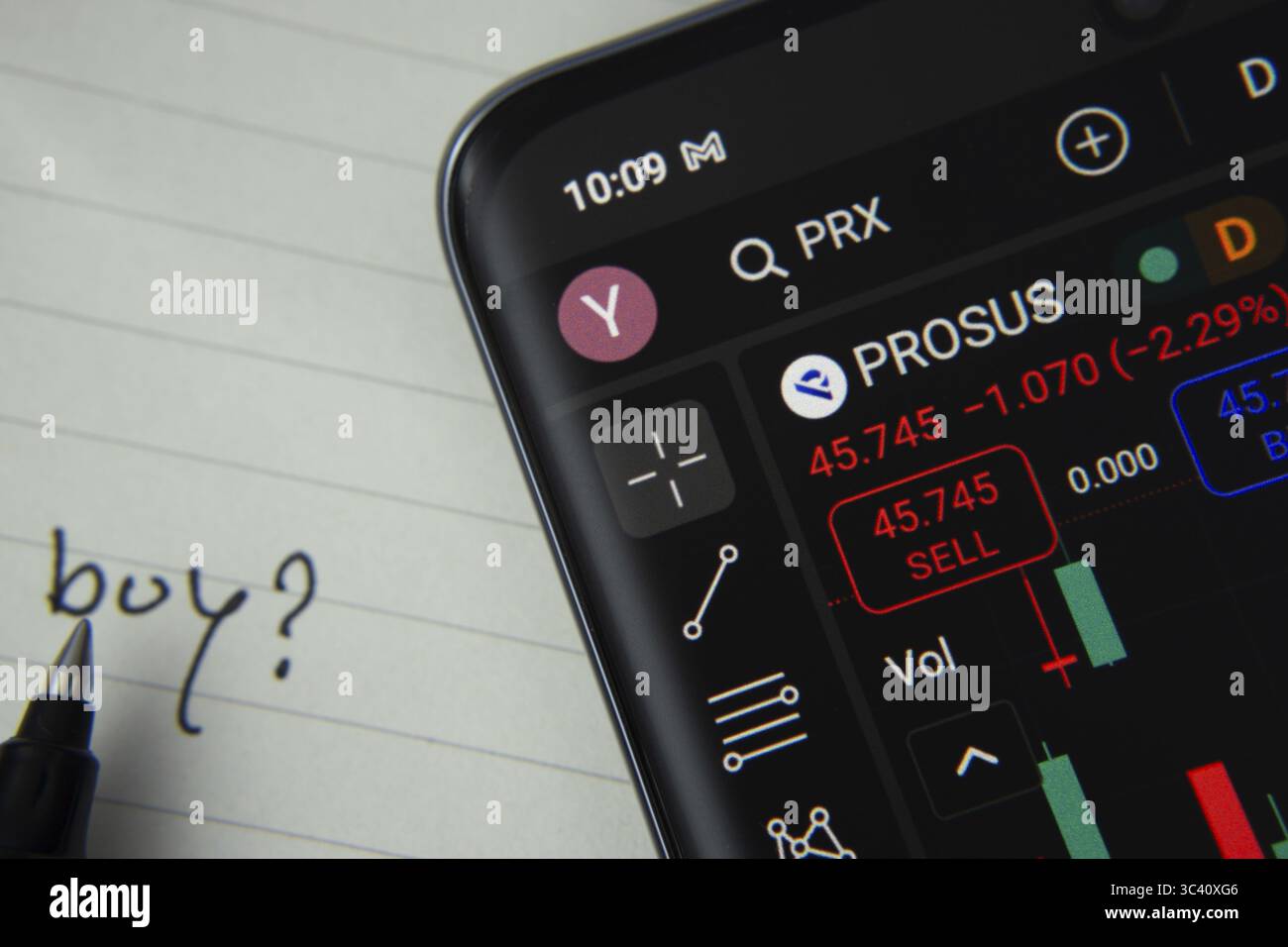 Dacca, Bangladesh - 20 giugno 2025: I dettagli del trading azionario Prosus vengono visualizzati sullo smartphone con una nota scritta a mano Foto Stock