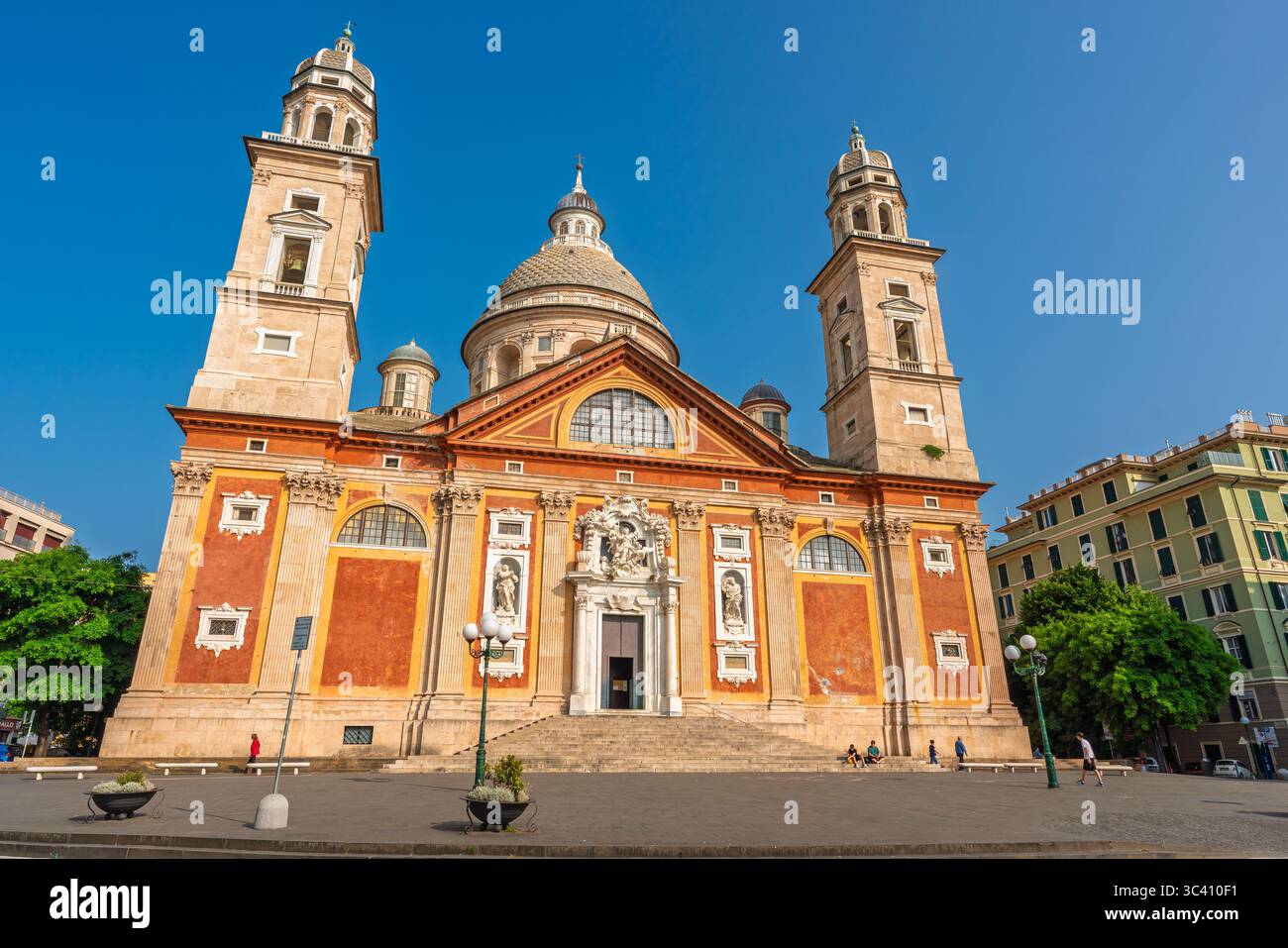 Genova, Italia. 8 giugno 2025. La Basilica di Santa Maria Assunta di Carignano, un'importante chiesa barocca, si erge sotto un cielo azzurro Foto Stock