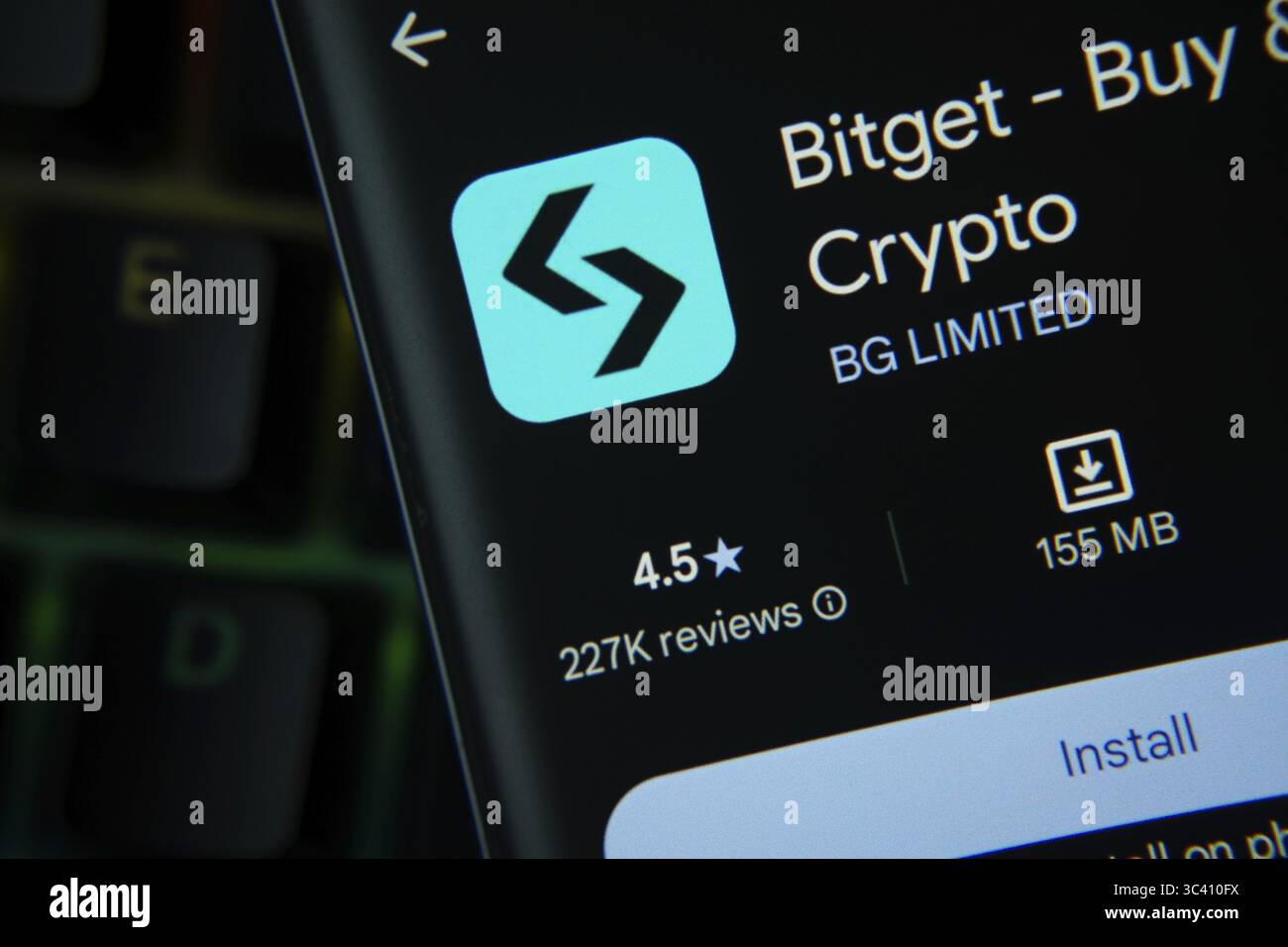 Dacca, Bangladesh - 27 luglio 2025: L'app Bitget di Google PlayStore viene visualizzata sullo schermo di uno smartphone Foto Stock