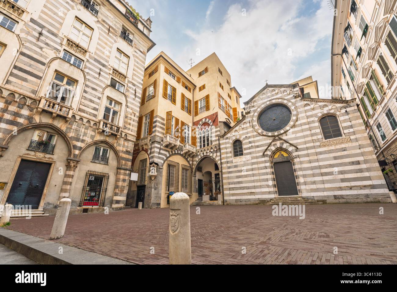 Genova, Italia. Le facciate in pietra a righe della Chiesa di San Matteo e gli adiacenti palazzi medievali si trovano in una piazza storica del centro storico Foto Stock