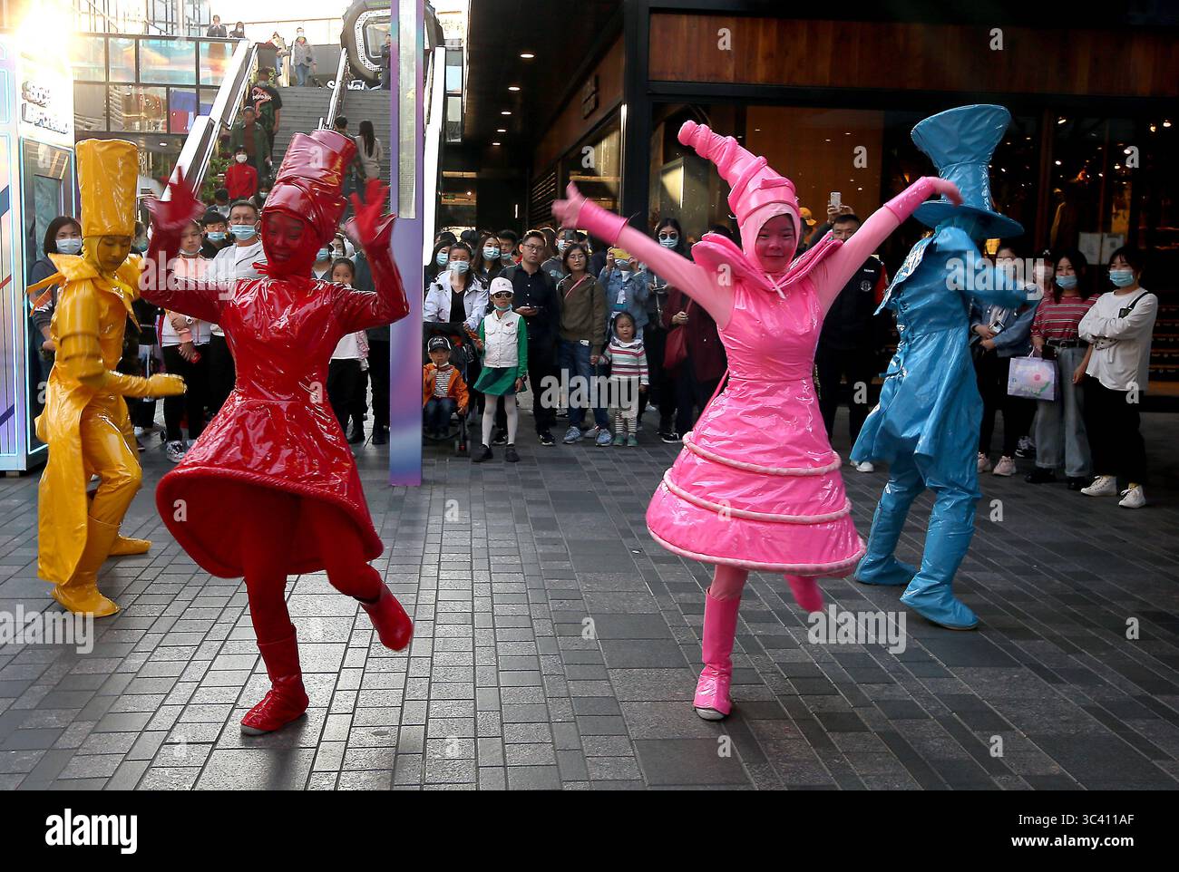 7 ottobre 2020, PECHINO, CINA: I ballerini cinesi vestiti con costumi colorati si esibiscono per la folla in un centro commerciale internazionale durante la festa della Festa Nazionale a Pechino mercoledì 7 ottobre 2020. Le vacanze sono un grande affare per l'economia cinese, in quanto centri commerciali e ristoranti attraggono grandi folle e famiglie disposte a spendere soldi per regali, beni di lusso e pasti grandi. (Immagine di credito: © Todd Lee/ZUMA Wire) Foto Stock